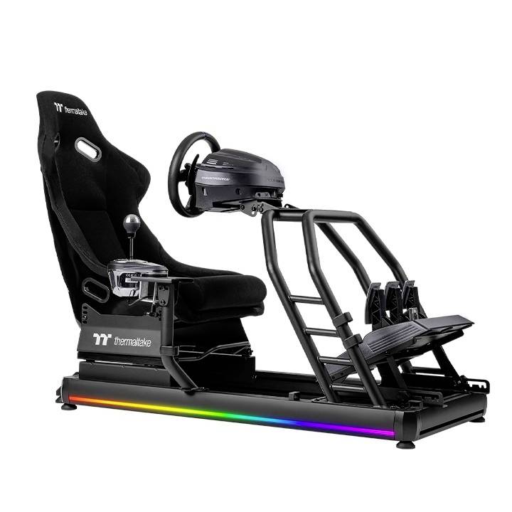 Een zwarte racesimulator met zitting, stuur, pedalen en versnellingspook, met daaronder een oplichtende LED-strip in regenboogkleuren.