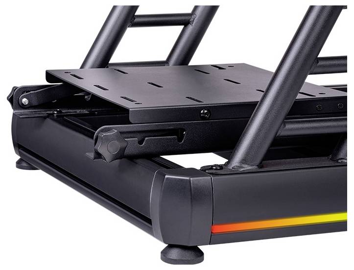 Een zwart metalen platform met verstelbare rails en een gele streep aan de zijkant, onderdeel van een fitnessapparaat.