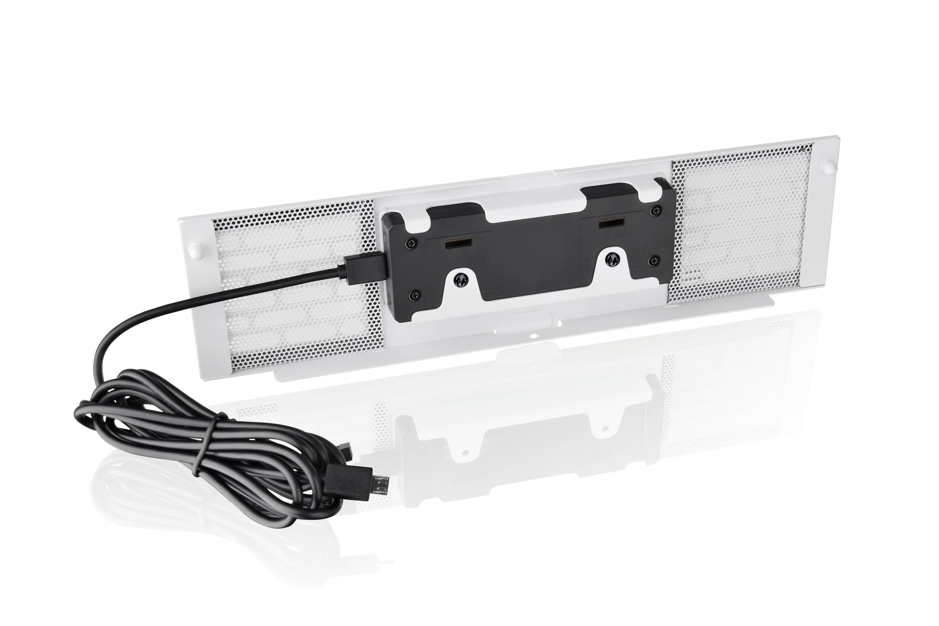 Elektronisch apparaat met USB-kabel, gemonteerd op een rechthoekige metalen plaat. Geschikt voor luchtcirculatie of koeling.