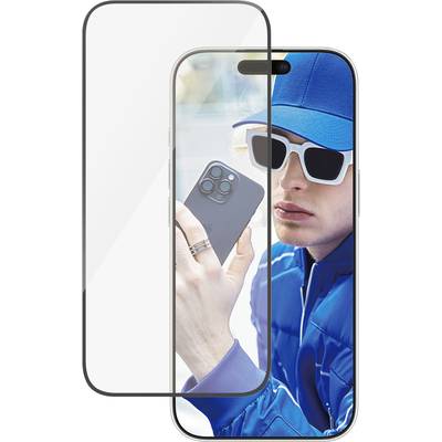 Persoon met blauwe outfit en zonnebril houdt een smartphone vast. Ernaast een transparante beschermfolie voor het display van de smartphone.
