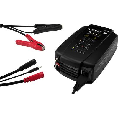 Zwart CTEK-accuoplader met display en bedieningsknoppen, verbonden met rode en zwarte klemmen en extra kabels.