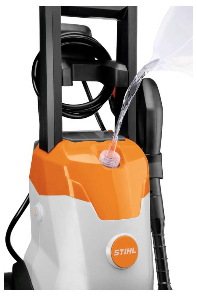 Een hogedrukreiniger met een oranje en witte behuizing. Water wordt bovenaan in de tank gevuld. Kabel en slang zijn zichtbaar.