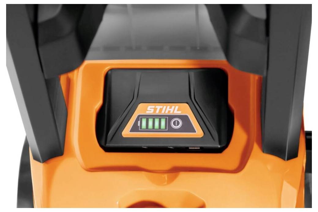 Oranje apparaatdisplay met het 'STIHL'-logo, toont batterij-indicator met vier groene balken voor volle lading.