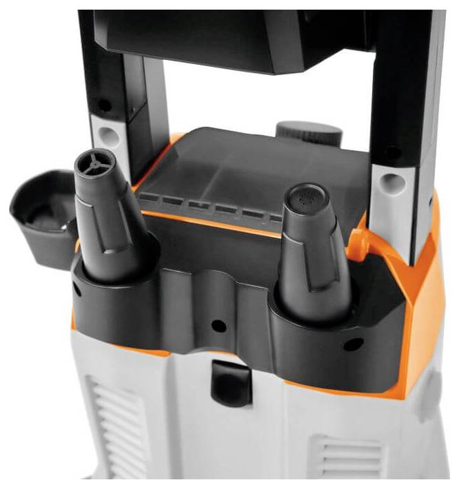 Een hogedrukreiniger met een oranje en grijze behuizing. Twee sproeierkoppen zijn zichtbaar, waarbij een handgreep bovenaan herkenbaar is.