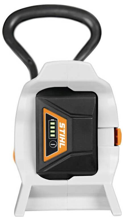 Een draadloos oplaadapparaat met een zwarte handgreep voor gebruik buitenshuis. Het display toont de batterijstatus.