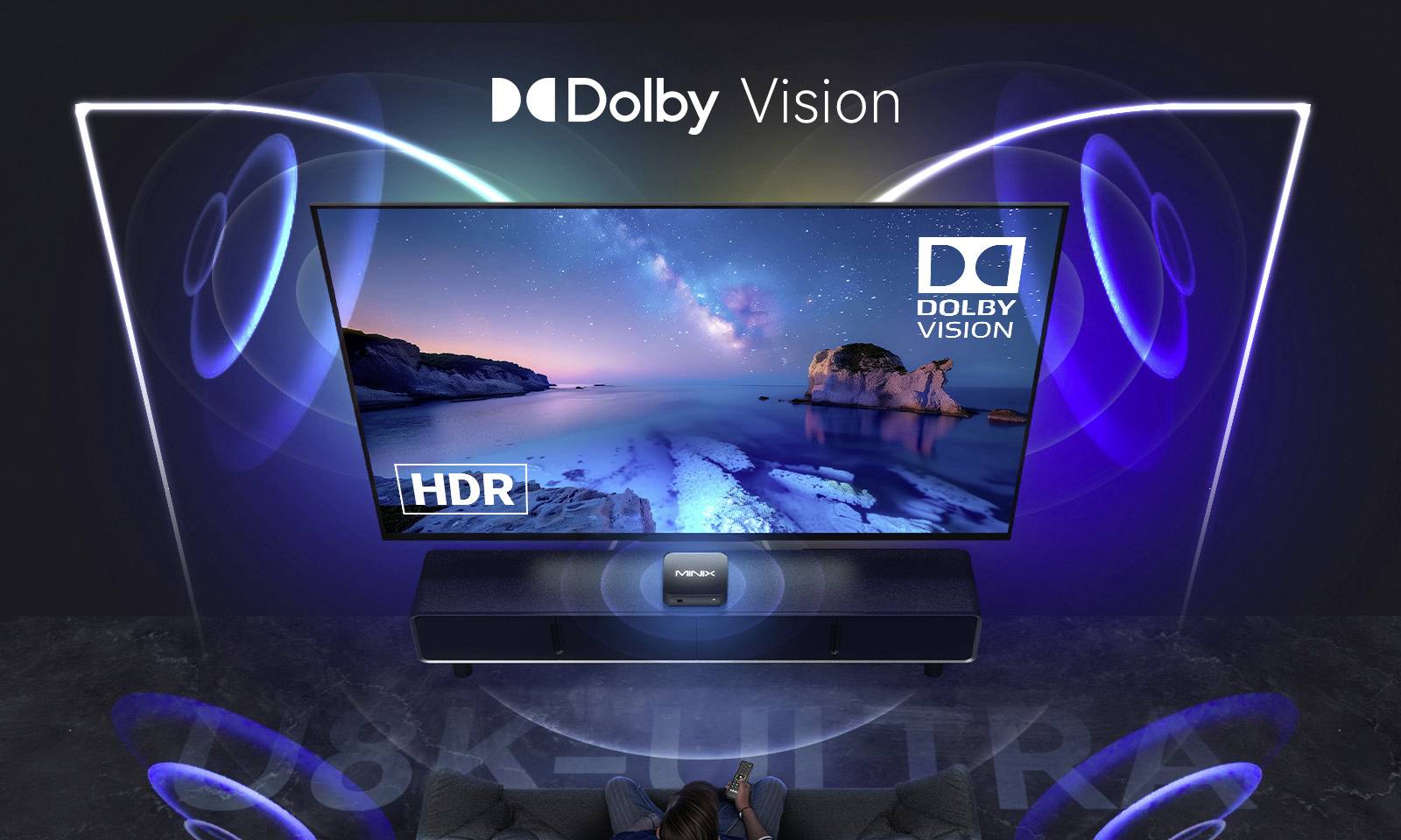 Een televisie met Dolby Vision en HDR toont een landschap. Dolby Vision-logo bovenaan, benadrukt geavanceerde beeldkwaliteit.