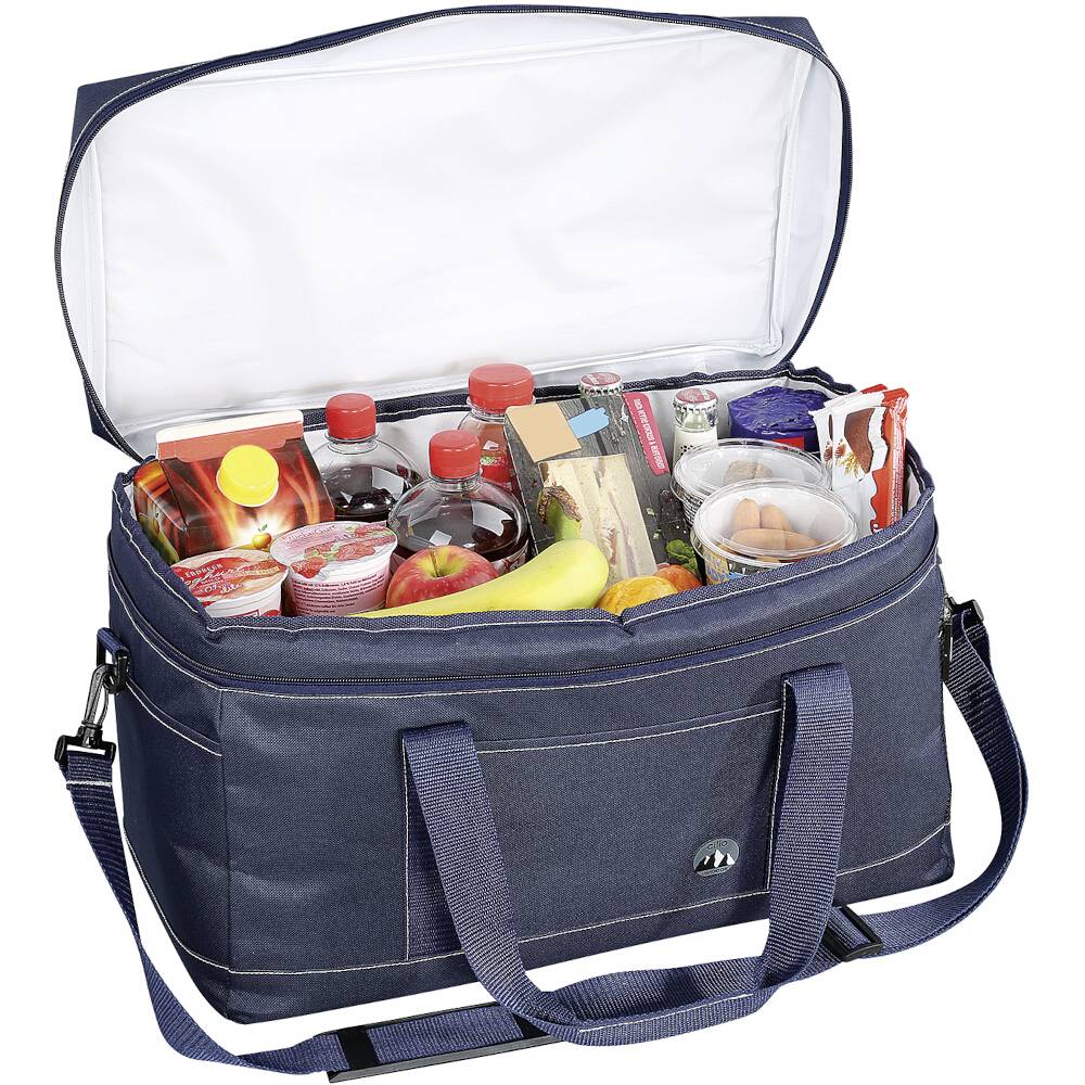 Geopende koelbox met voedingsmiddelen zoals sap, fruit, yoghurt, eieren en chocolade, klaar voor een picknick of uitstapje.