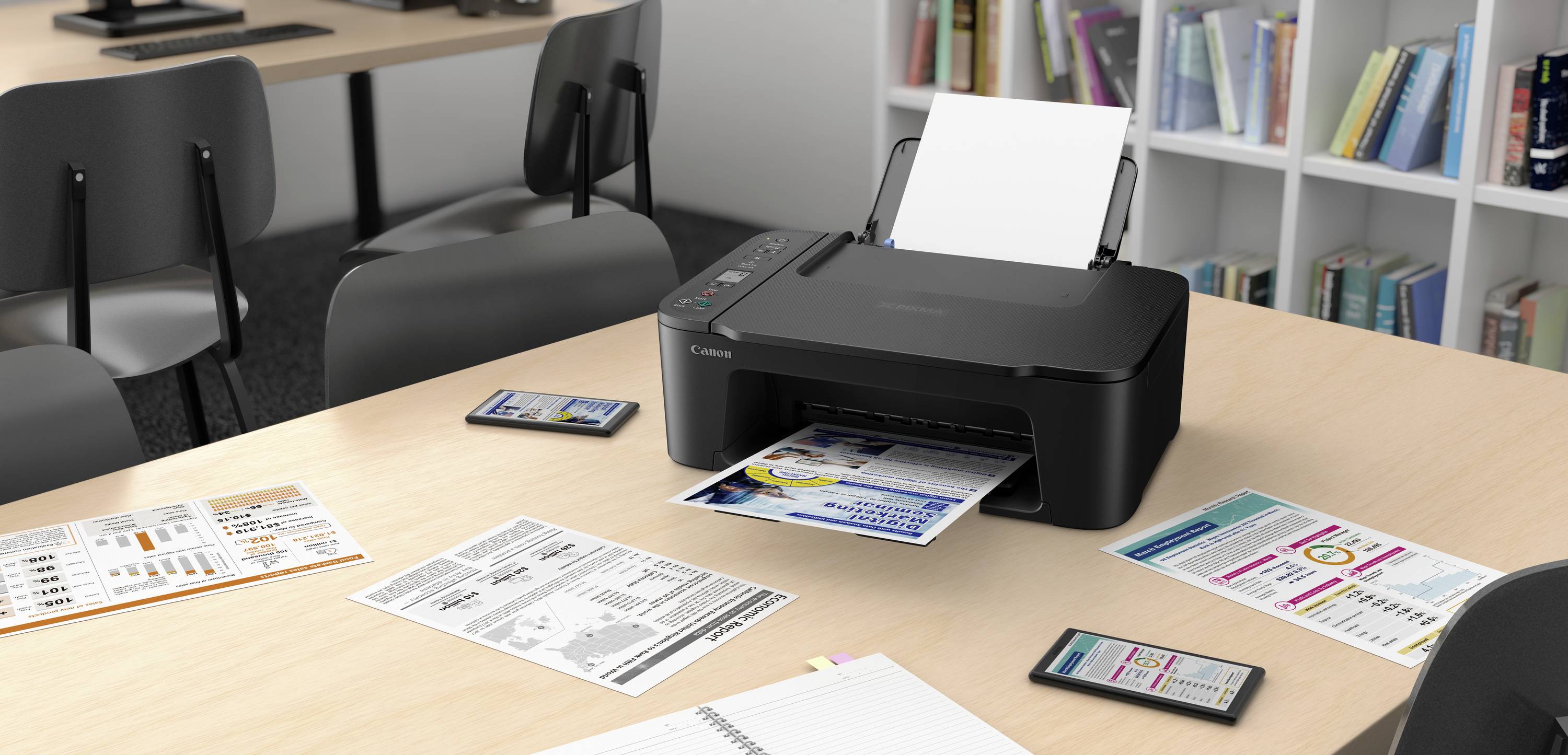 Een printer staat op een bureau, omringd door documenten en twee smartphones. Op de achtergrond zijn boekenkasten zichtbaar.