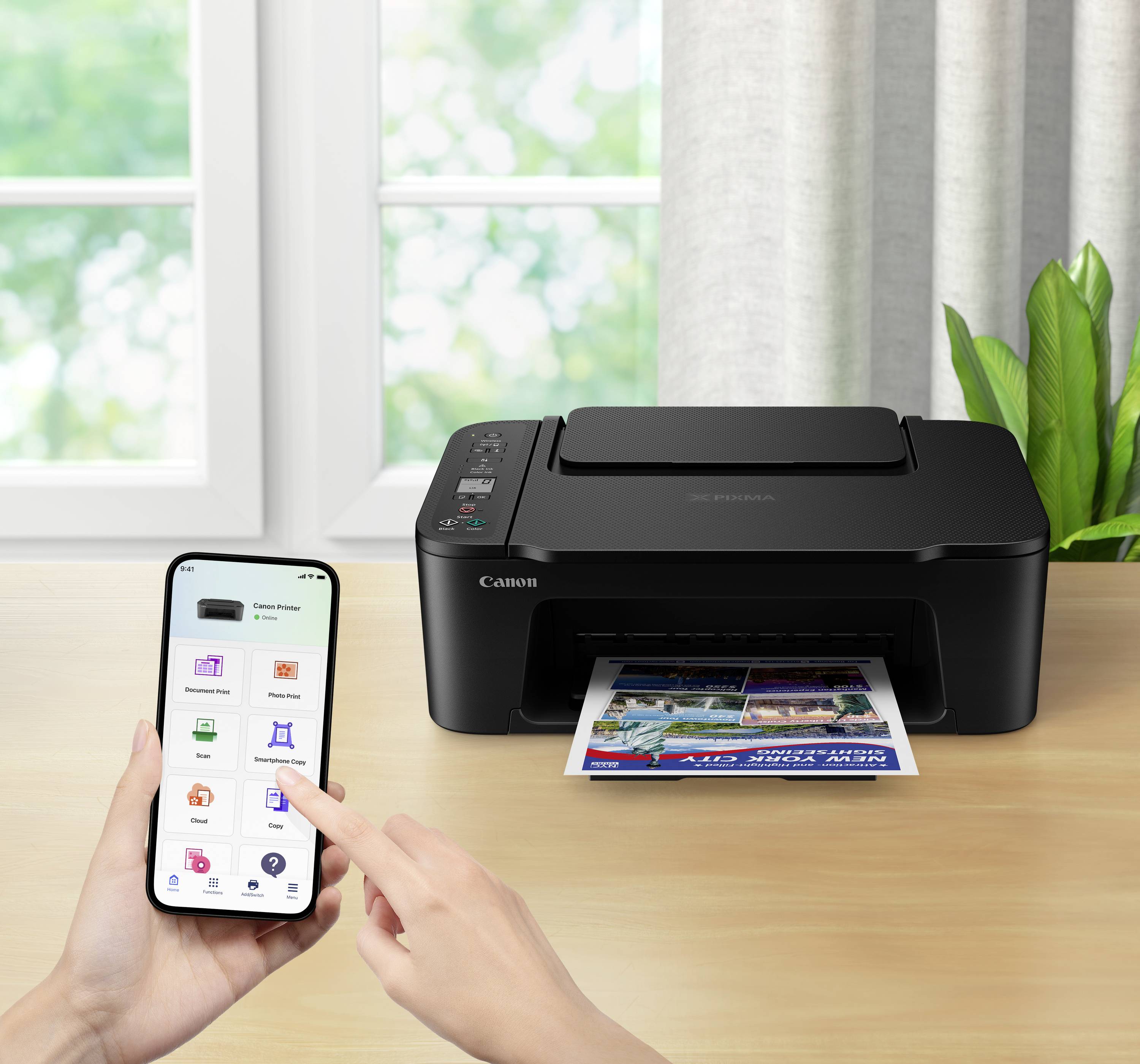 Een persoon bedient een smartphone om een printer te besturen op een houten tafel in een zonnige ruimte. In de printer bevindt zich een kleurrijk document.