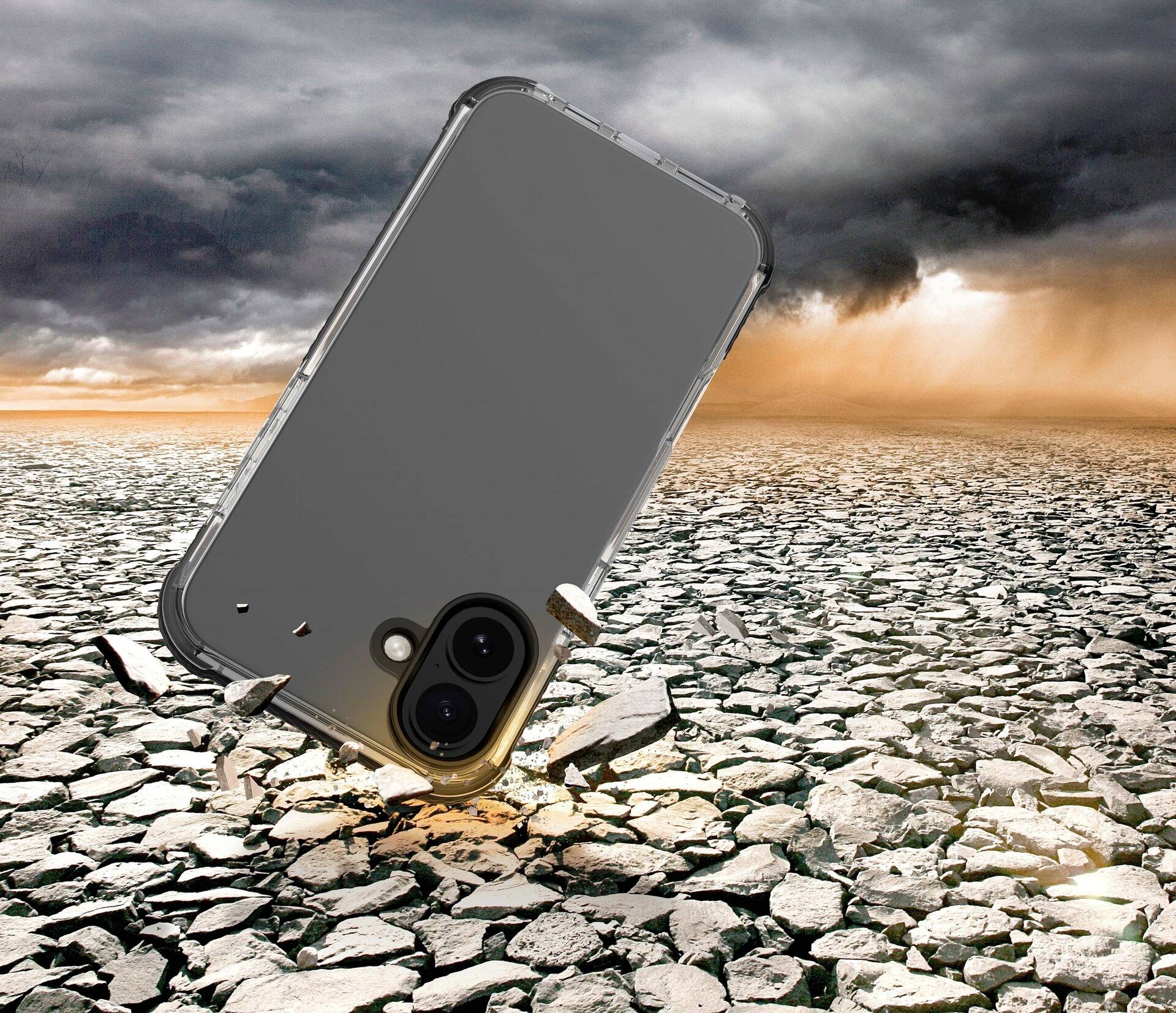 Een smartphone met twee camera's valt op een droge, gebarsten ondergrond onder een bewolkte hemel. Symboliseert robuustheid.