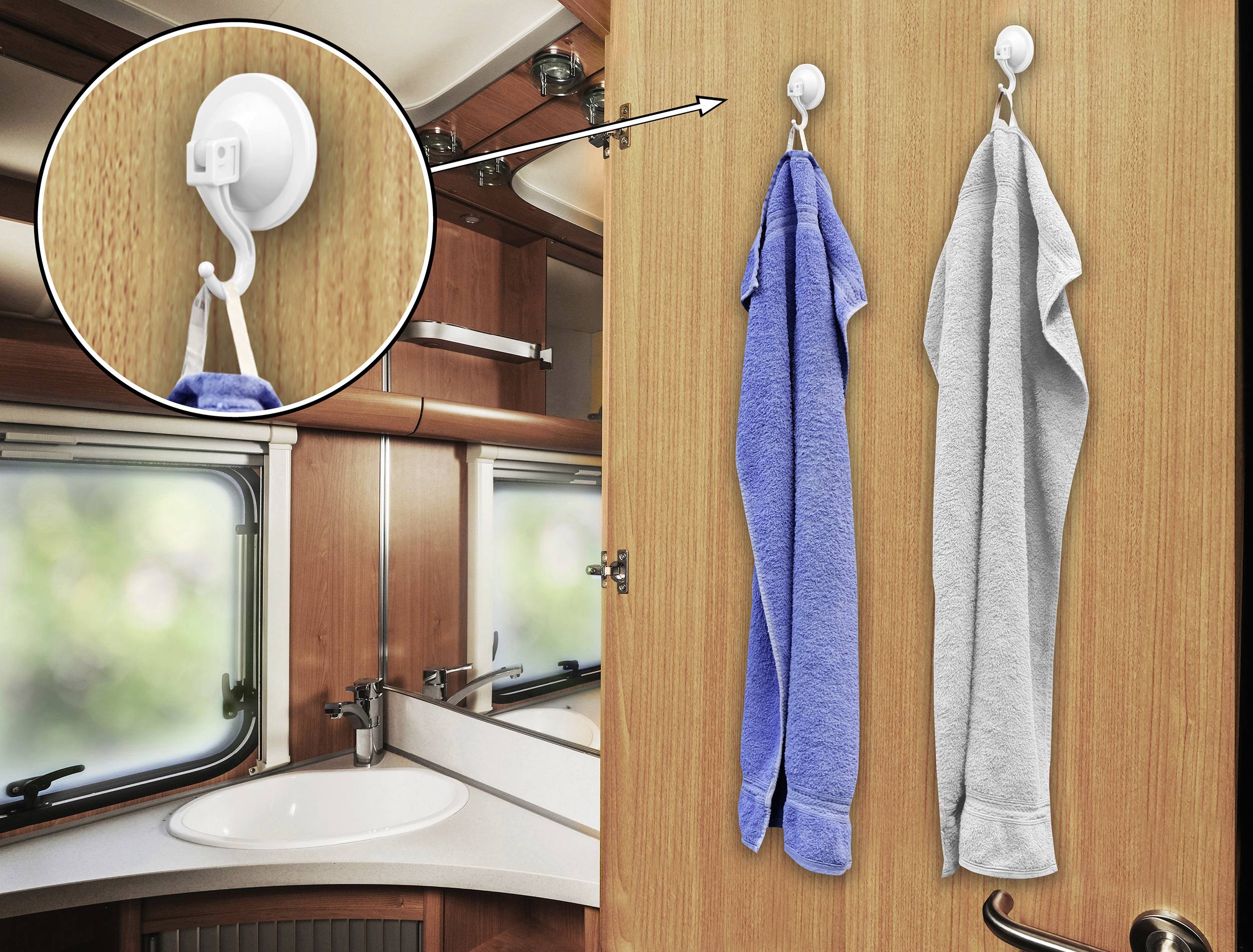 Handdoeken in blauw en grijs hangen aan haken aan een houten deur in de badkamer van een camper. Een vergroot beeld toont de ophanging.