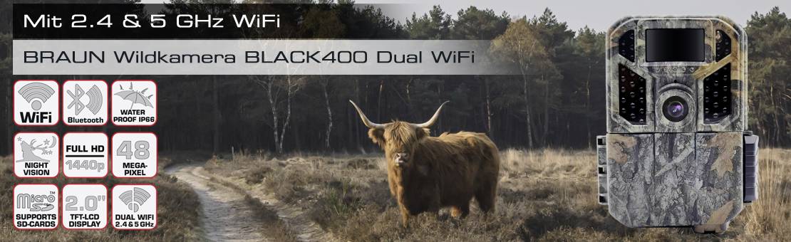 Een wildcamera op een weide, aangeprezen met functies zoals 4.8 MP, nachtzicht, 2.4 & 5 GHz WiFi, waterdicht, Full HD video-opname.