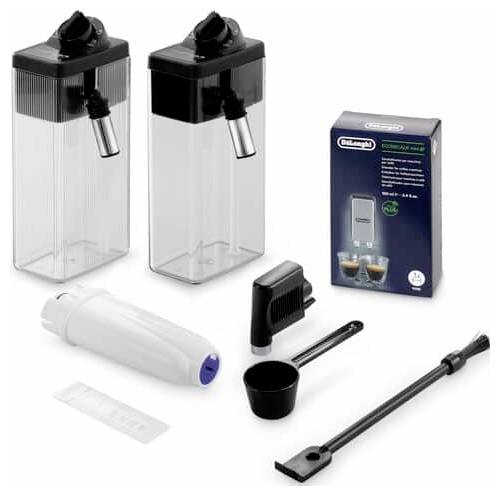 De afbeelding toont accessoires voor een koffiemachine, inclusief melkhouder, waterfilter, reinigingsborstel en verpakking met koffiefilters.