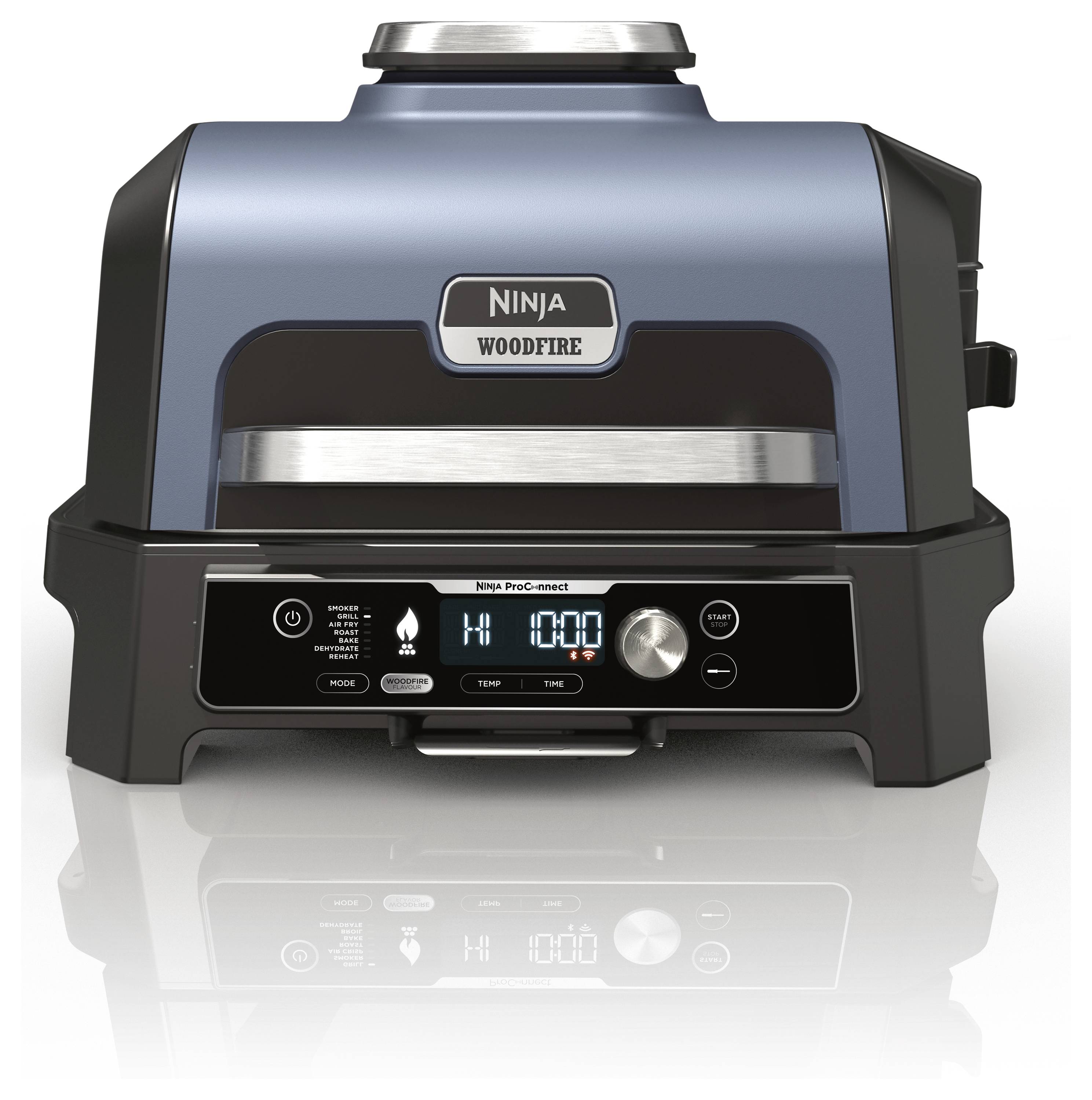 Een blauwe elektrische barbecue met een digitaal display en knoppen. Voorzien van het opschrift 'Ninja Woodfire'. Digitale weergave toont 'HI' en '10:00'.
