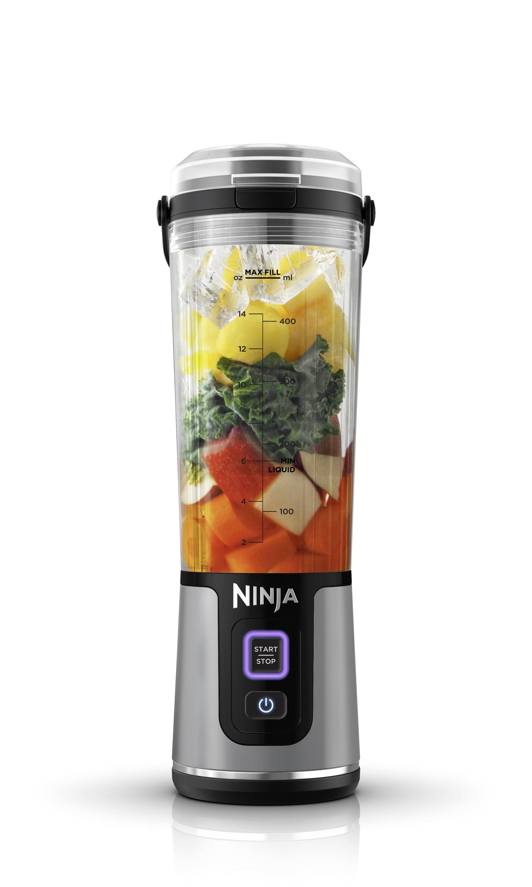 Een blender met een logo aan de voorkant, gevuld met gesneden fruit en groenten in verschillende kleuren, klaar om te worden gemengd.