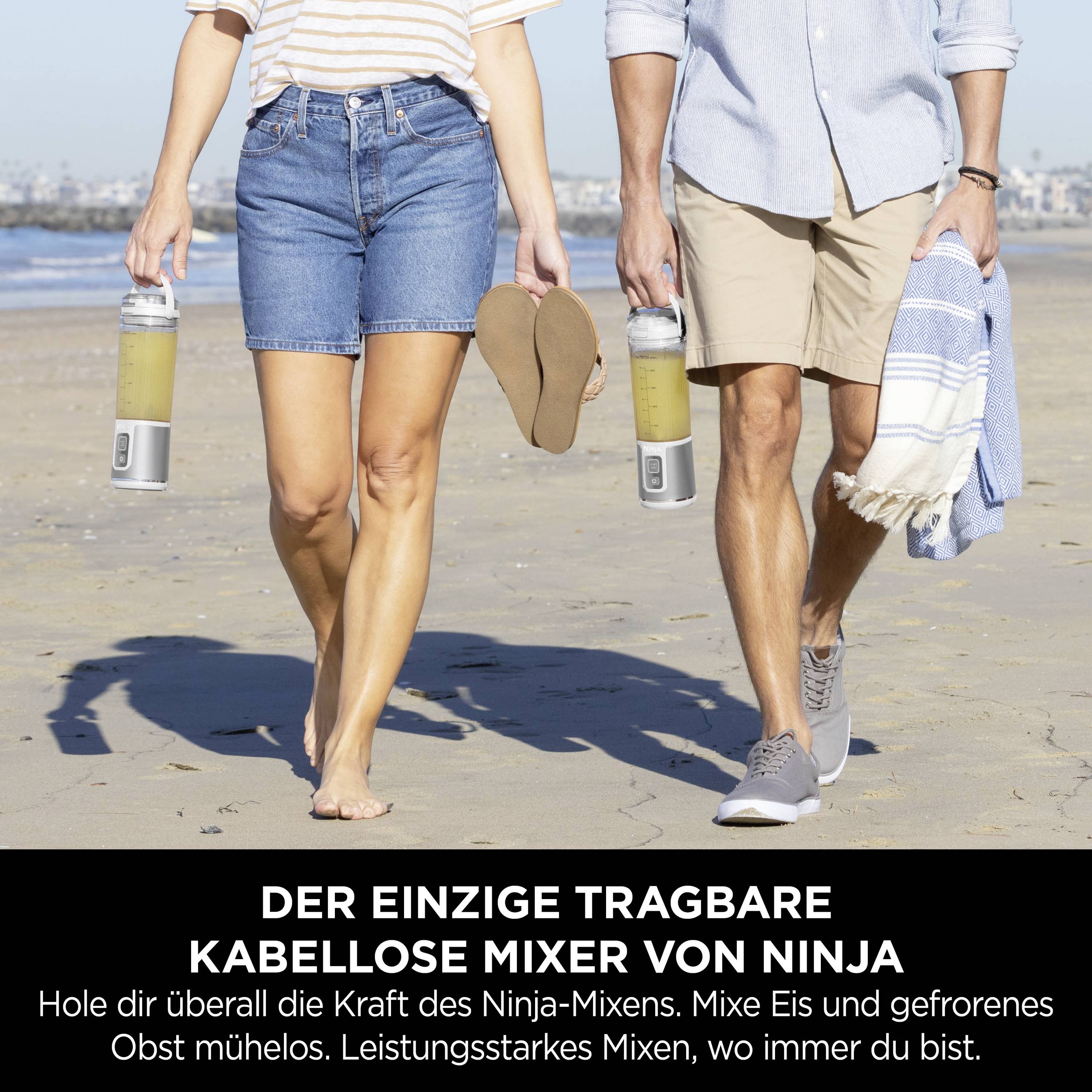 Twee personen lopen naast elkaar aan het strand, elk met een draagbare, draadloze mixer van Ninja. Daaronder reclametekst.