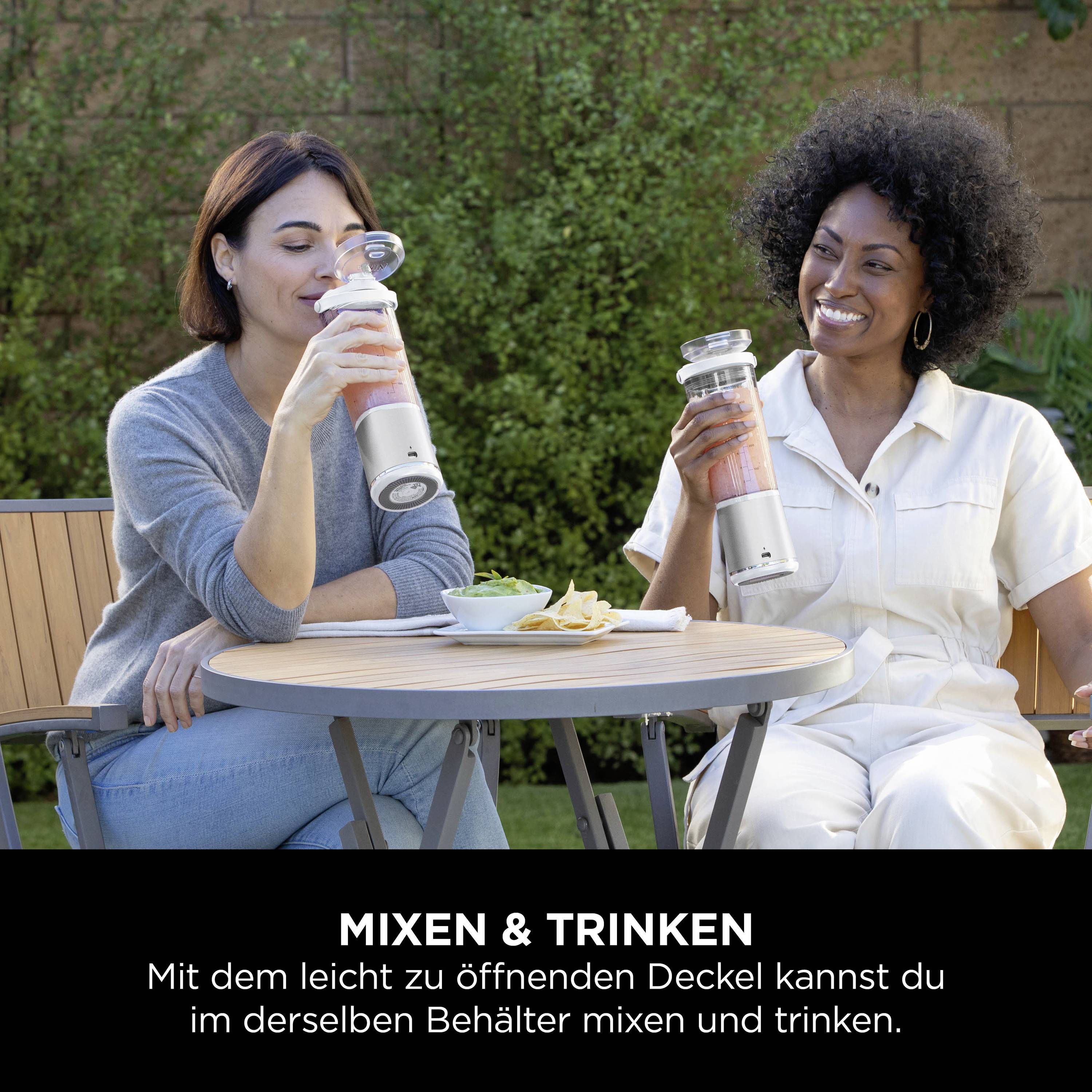 Twee vrouwen zitten buiten aan een tafel, glimlachen en drinken uit herbruikbare flessen. Tekst onderaan: 'Mixen & Drinken'.