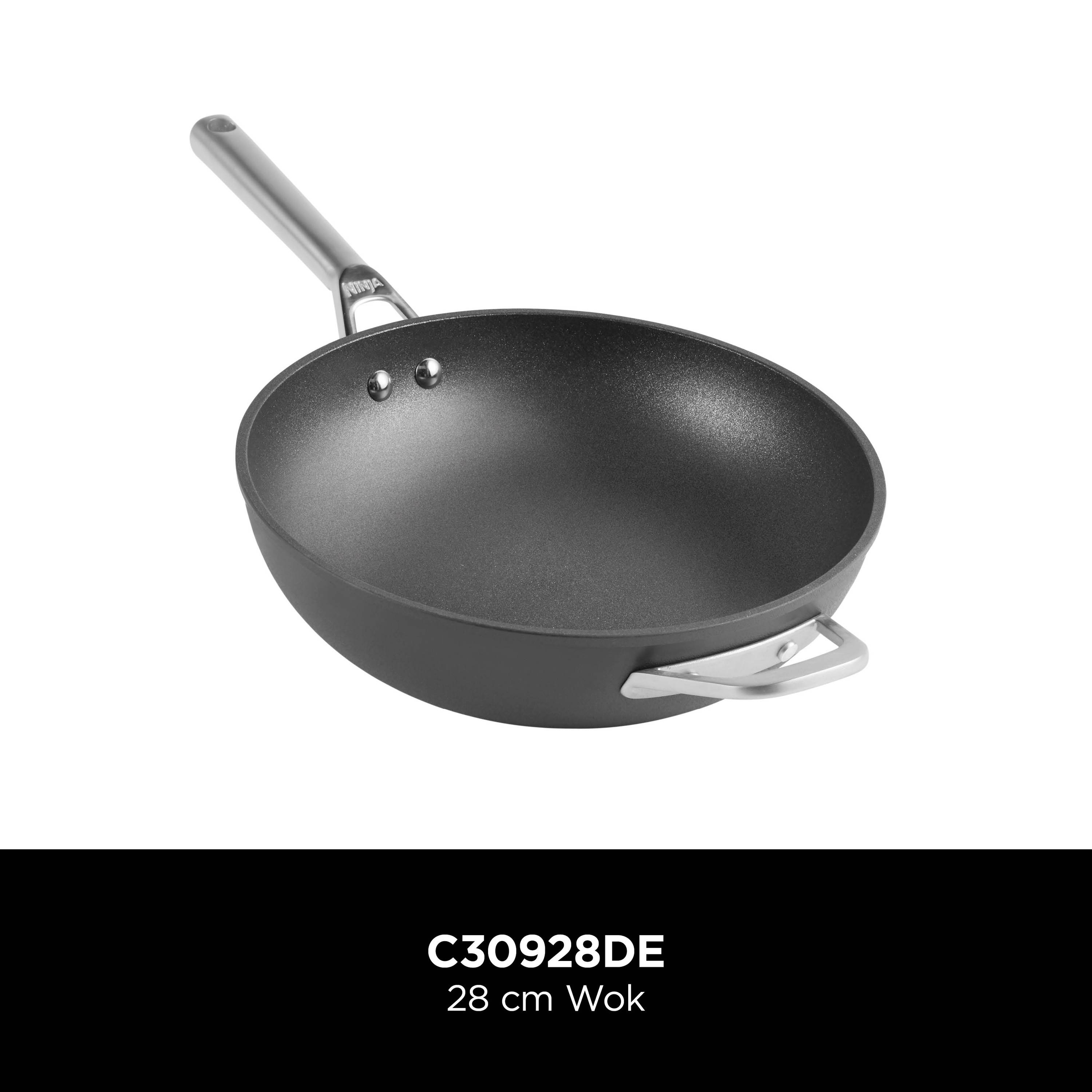 Een zwarte wok van 28 cm met zilveren handgreep. Modelnummer: C30928DE.