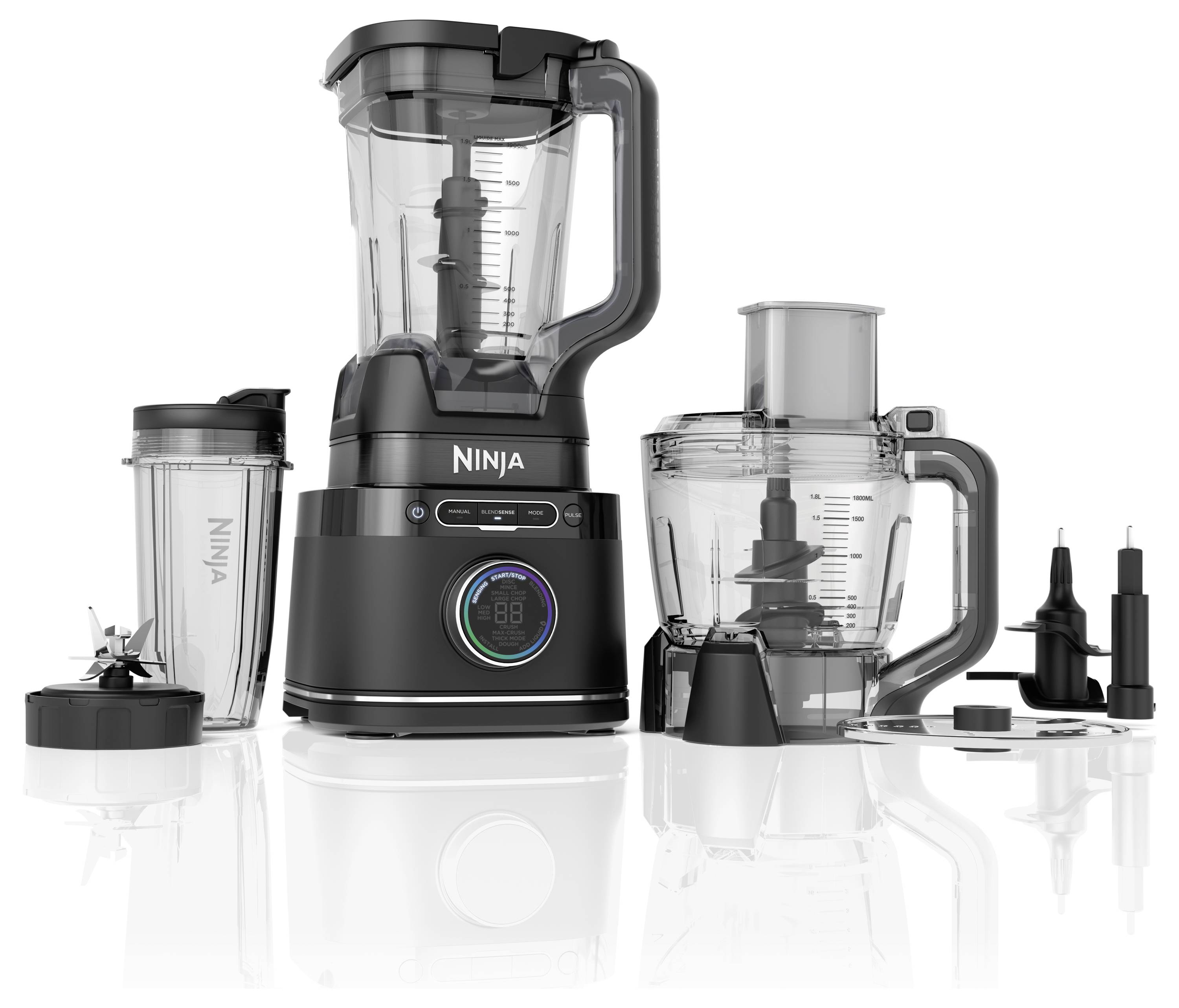 Een mixerset met verschillende opzetstukken en containers. Het hoofdgedeelte toont een digitaal bedieningspaneel. Merk 'Ninja'.