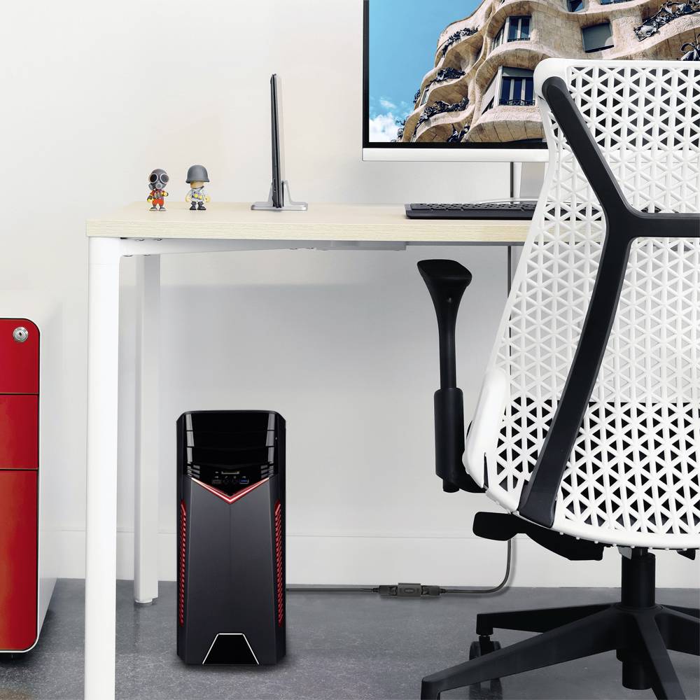 Een moderne werkplek met een computer op een bureau, omgeven door een witte bureaustoel en stijlvolle decoratieve figuren.