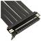Een zwarte PCIE-riserkabel-adapter close-up die een horizontale videokaart met het moederbord verbindt.