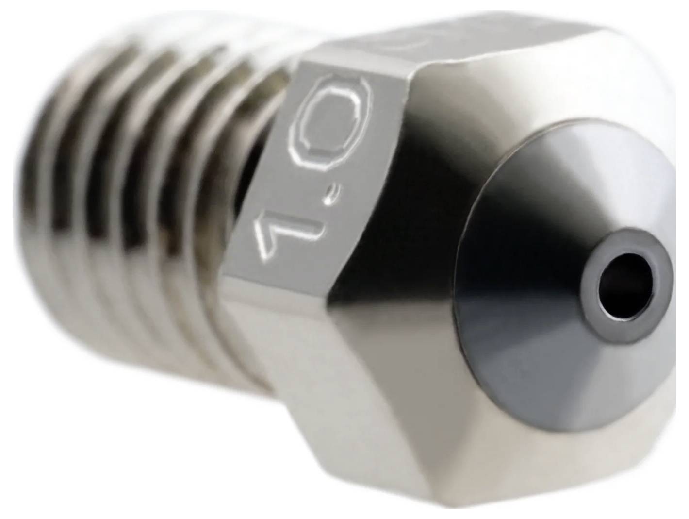 Close-up van een metalen 3D-printerkop met schroefdraad verwarmingsblok en puntige extrusietip op een witte achtergrond.