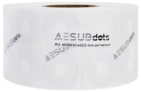Een rol met ronde, witte stickers van het merk 'AESUBdots', 10,0 mm permanent diameter, voor toepassingen zoals scannen.