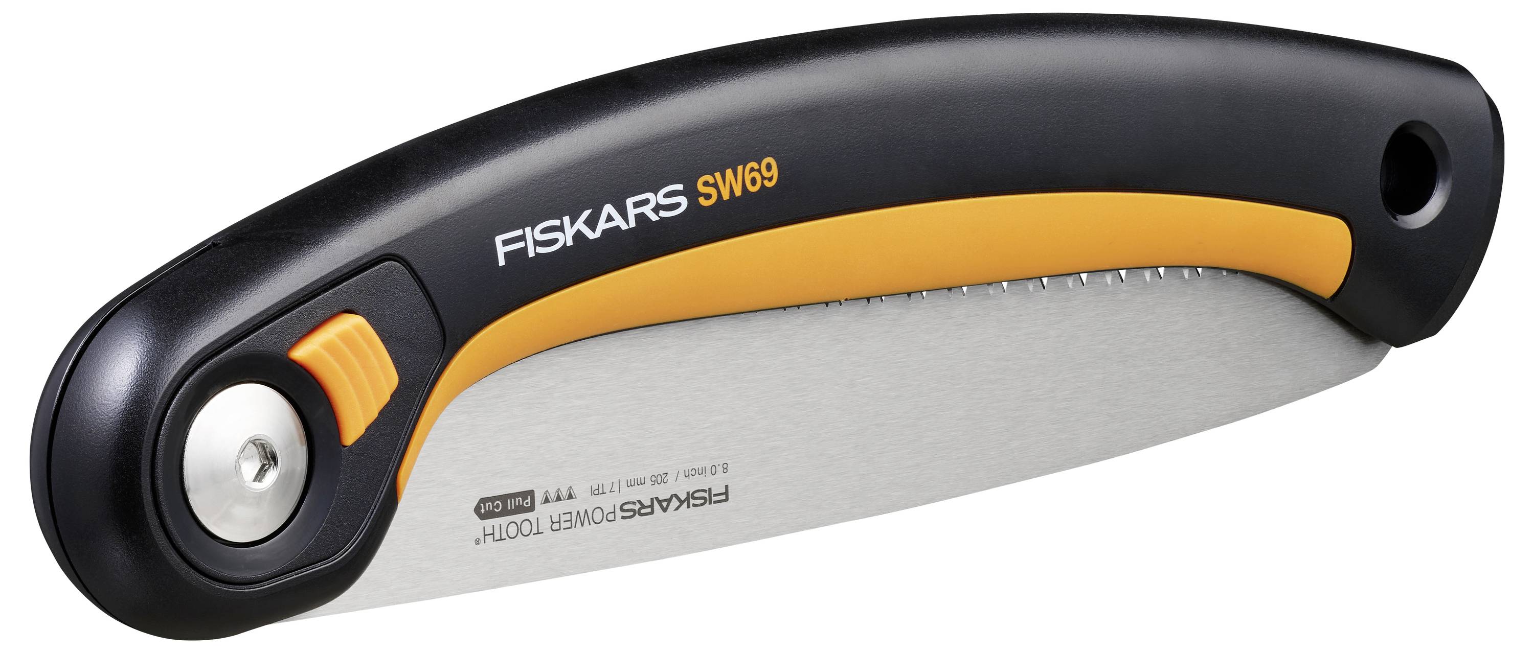 Een zwarte en oranje handzaag met de tekst 'FISKARS SW69' op de handgreep. Het lemmet is opvouwbaar en gemaakt van metaal.