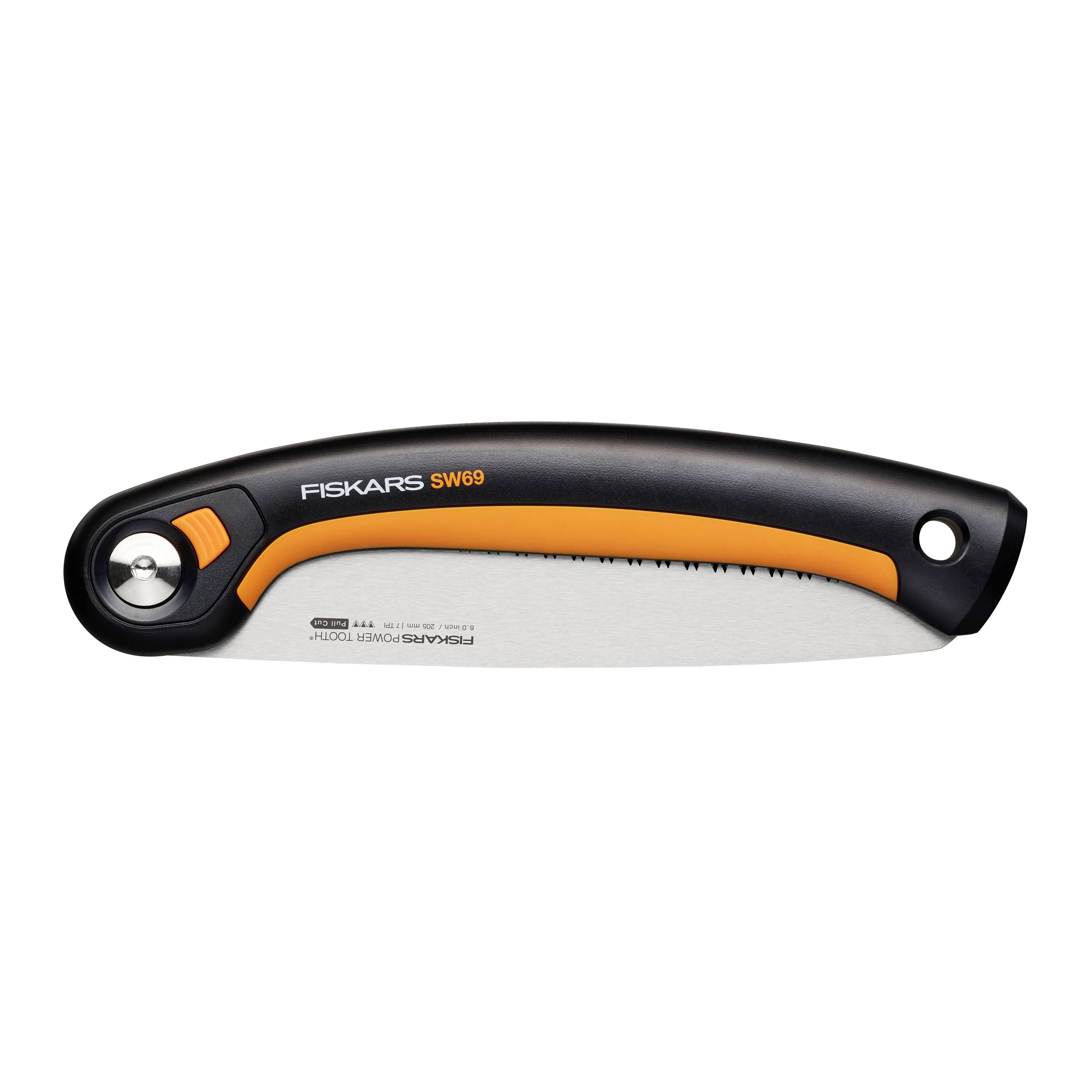 Opvouwbare handzaag met zwarte, ergonomische handgreep en oranje accent. Merk 'Fiskars SW69' op de zaagblad.