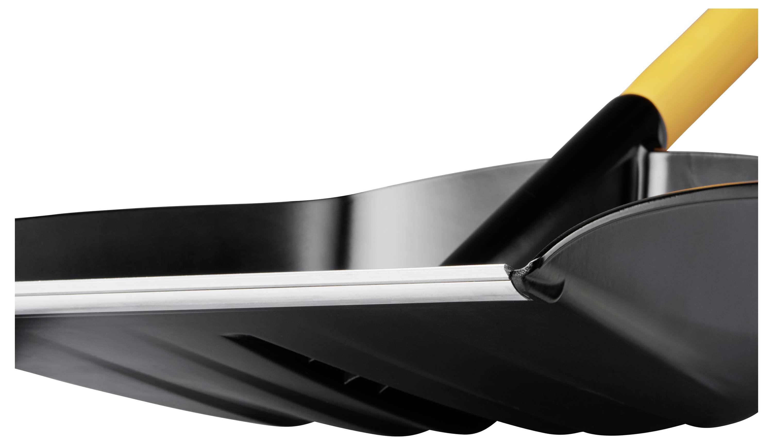 Close-up van een sneeuwschop met een gele handgreep en een zwart blad. Hij is licht gebogen en klaar voor gebruik.