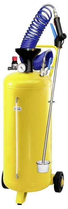 Een gele perslucht-zandstraler met manometer, slang en spuitpistool op wielen, voor het reinigen en bewerken van oppervlakken.