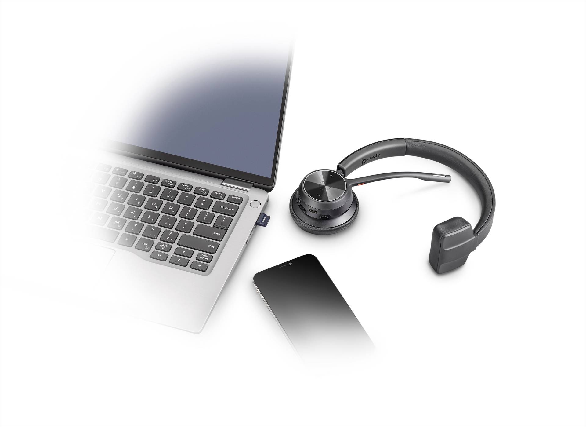 Laptop, smartphone en draadloze koptelefoon op een witte achtergrond, symmetrisch gerangschikt. Technologieproducten voor communicatie.