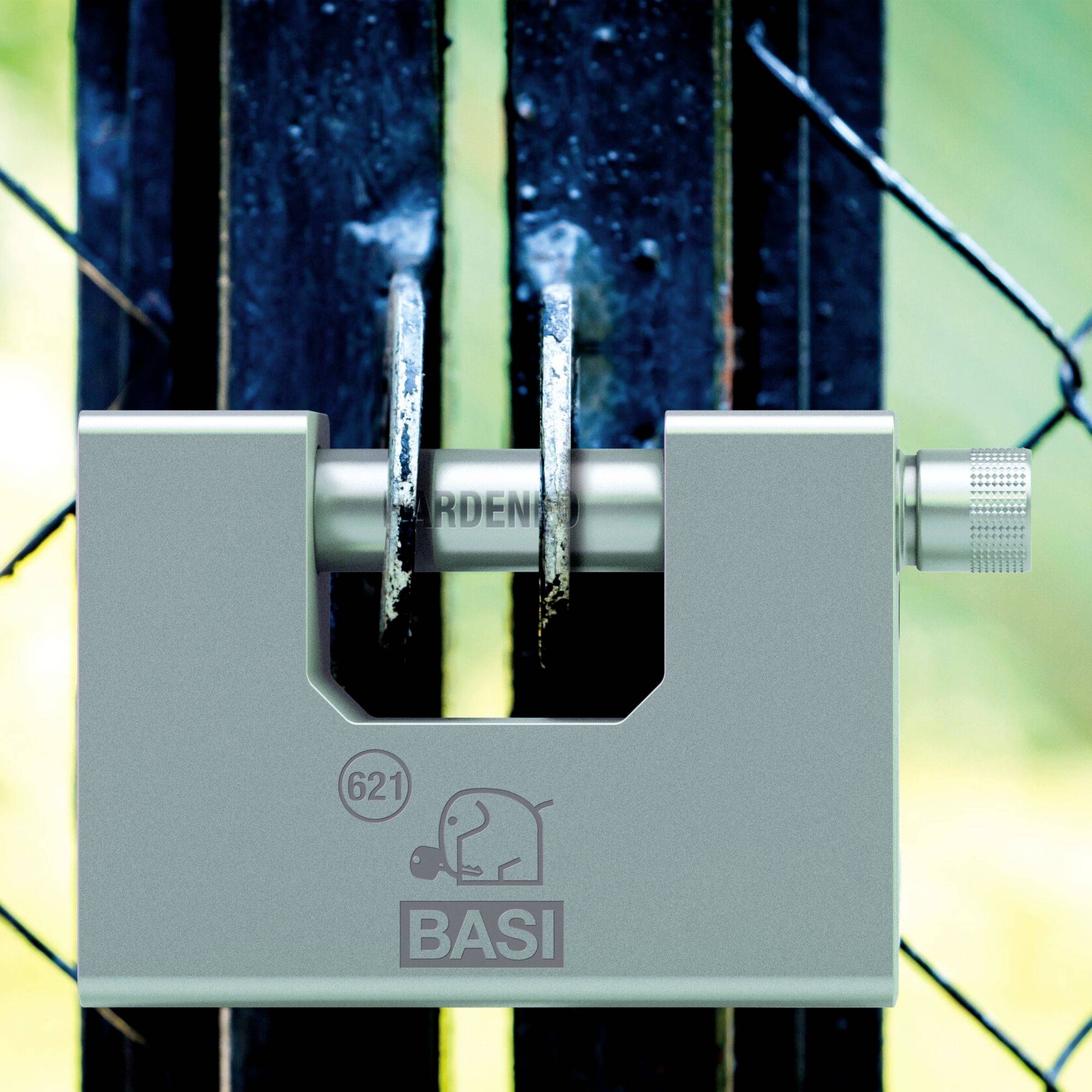 Een massief hangslot met de opschrift 'BASI', vergrendelt een hek, symboliseert veiligheid en bescherming.