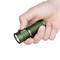 Een hand houdt een groene zaklamp vast. De zaklamp heeft een gestructureerd patroon voor een betere grip.
