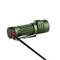 Groene zaklamp met rode knop en clip, liggend op zijn zij. Markering 'Baton' zichtbaar.