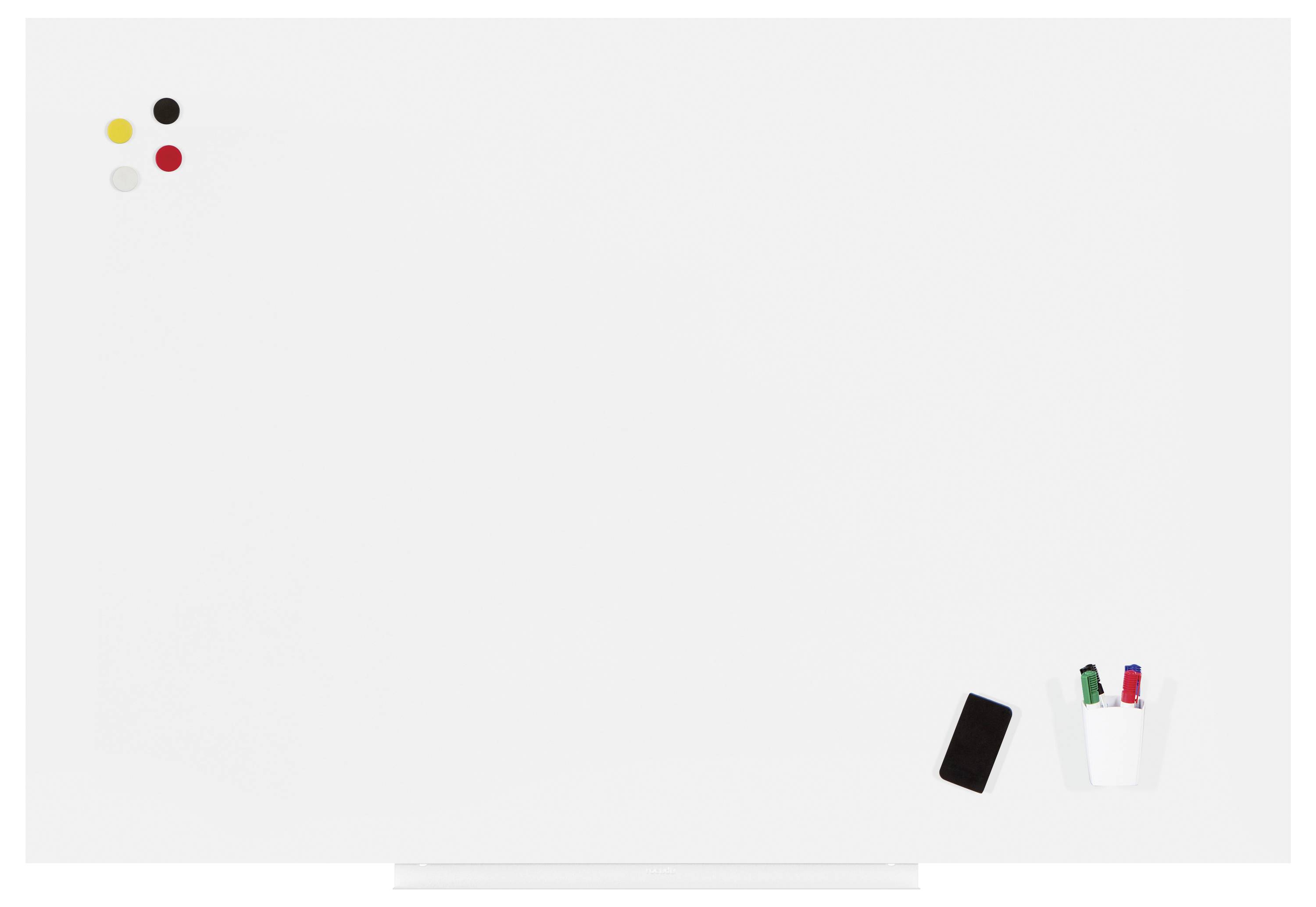 Een wit magnetisch whiteboard met vier gekleurde magneten, een gum, en drie gekleurde stiften in een beker.