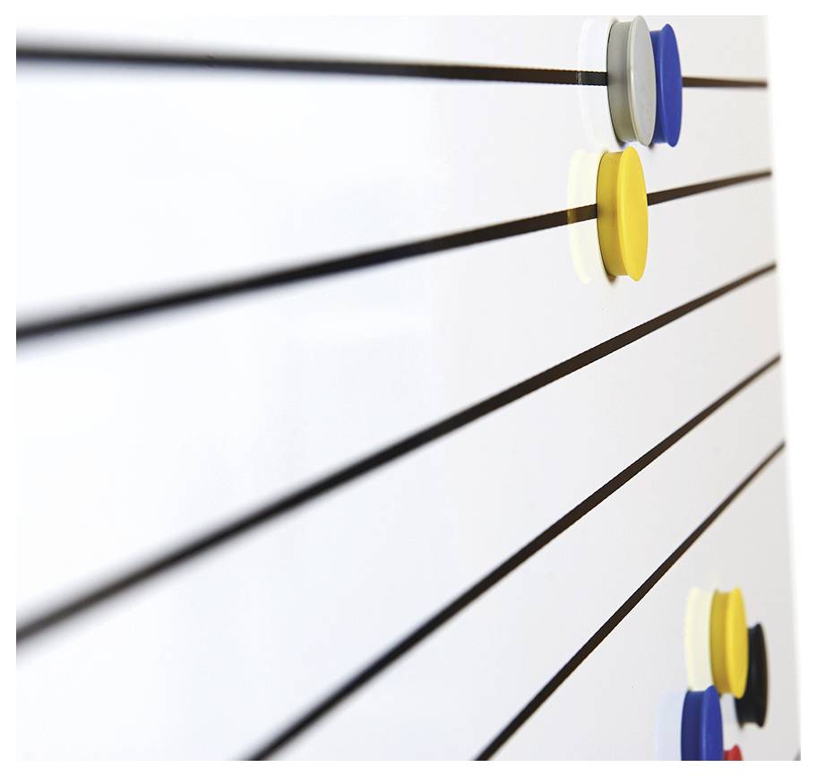 Wit magneetbord met horizontale zwarte lijnen en kleurrijke magneten.