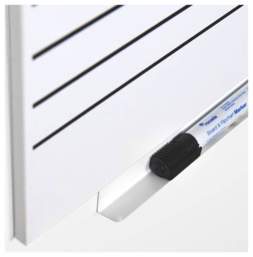 Een whiteboard met zwarte lijnen en een penhouder waarin een whiteboard-stift ligt.