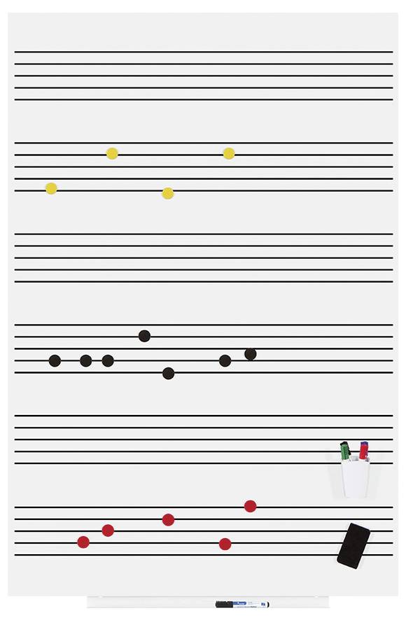 Nootmagneten in rood, geel en zwart op een whiteboard met muzieklijnen. Rechtsonder zijn twee pennen en een spons geplaatst.