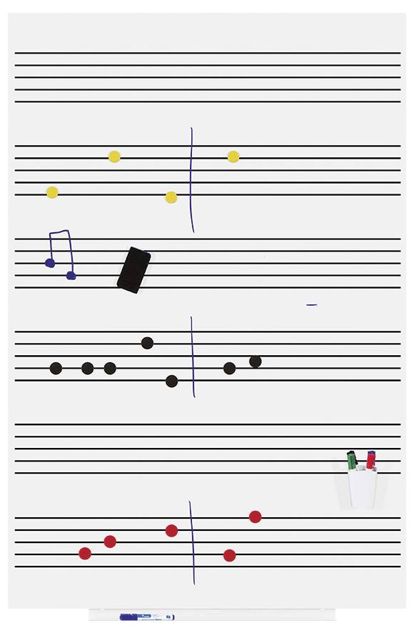 Een whiteboard met notenbalken toont gekleurde magneten die noten voorstellen. Er zijn gele, zwarte en rode magneten, inclusief een muzieksleutel en maatstrepen. Een zwarte gum en een stift zijn eveneens zichtbaar.