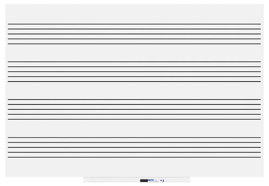 Een witte schoolbord met vijf notenbalkstelsels, geschikt voor muziekonderwijs. Een stift ligt aan de onderkant van het bord.