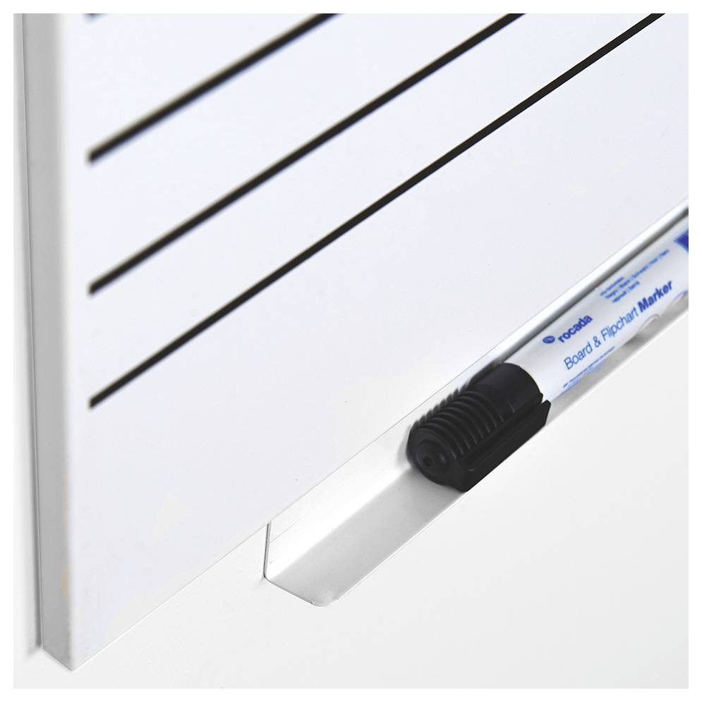 Een wit whiteboard met zwarte lijnen, houder onderaan met een zwarte stift.