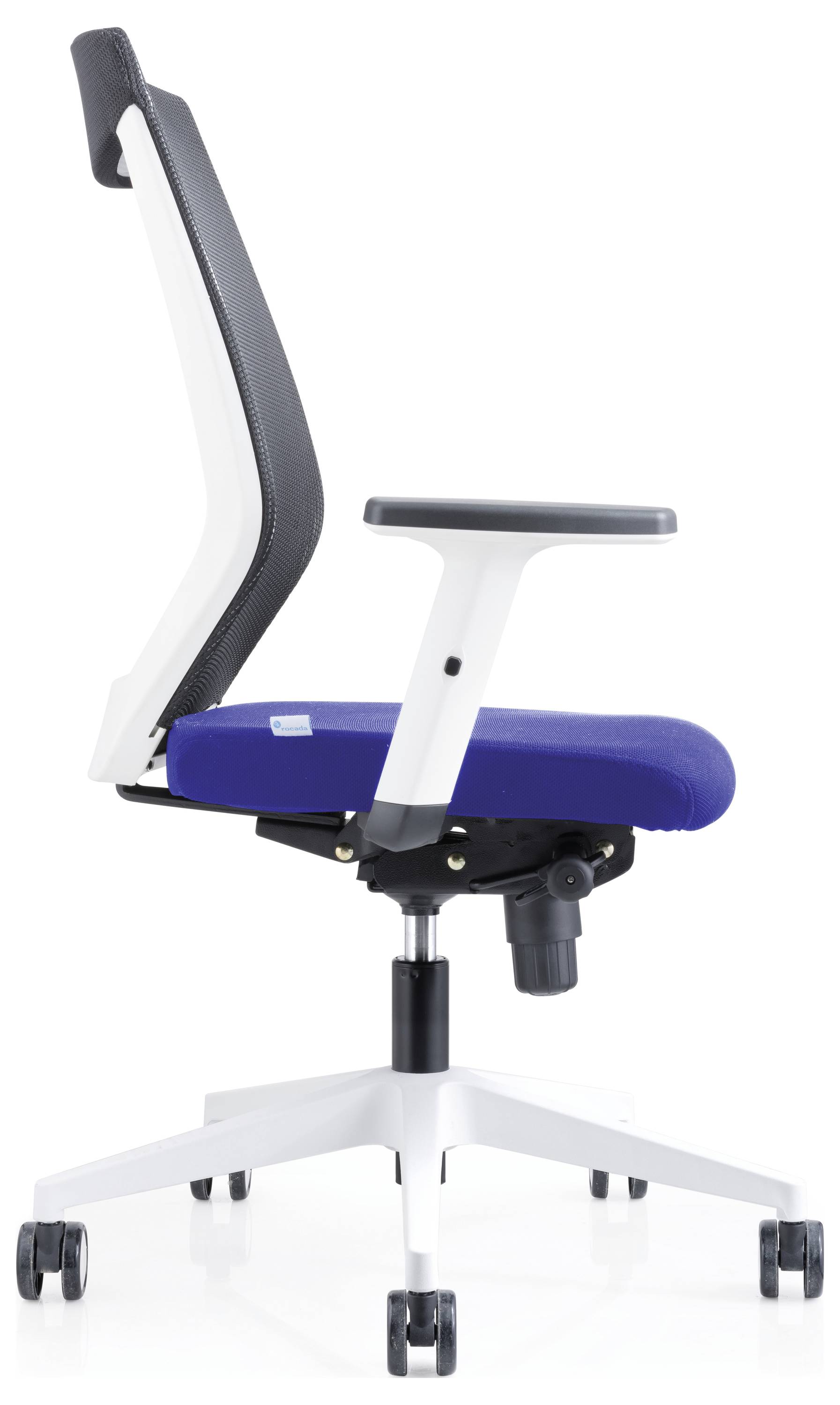 Moderne bureaustoel met blauwe zitting, zwarte rugleuning en verstelbare armleuningen op wielen. Zijaanzicht.