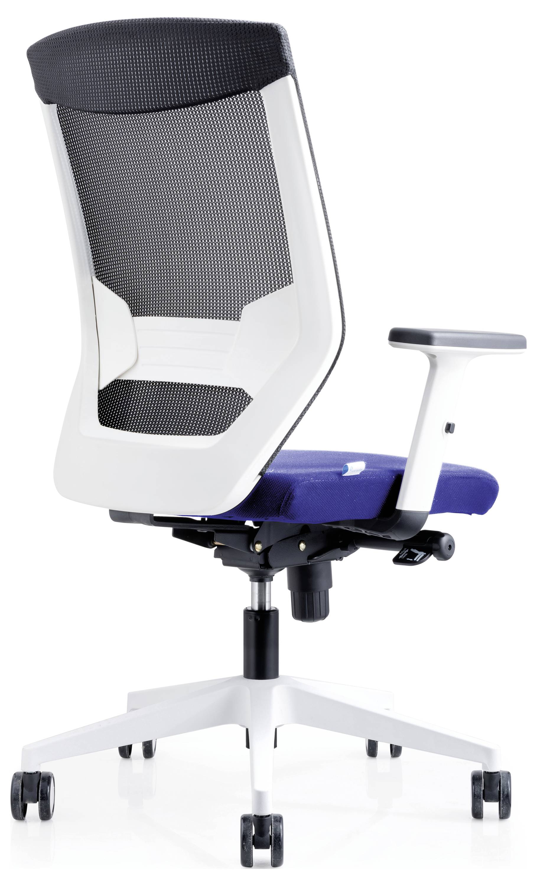 Moderne bureaustoel met hoge, zwarte netrug en blauwe zitting. Verstelbare armleuningen en wit frame op wielen.