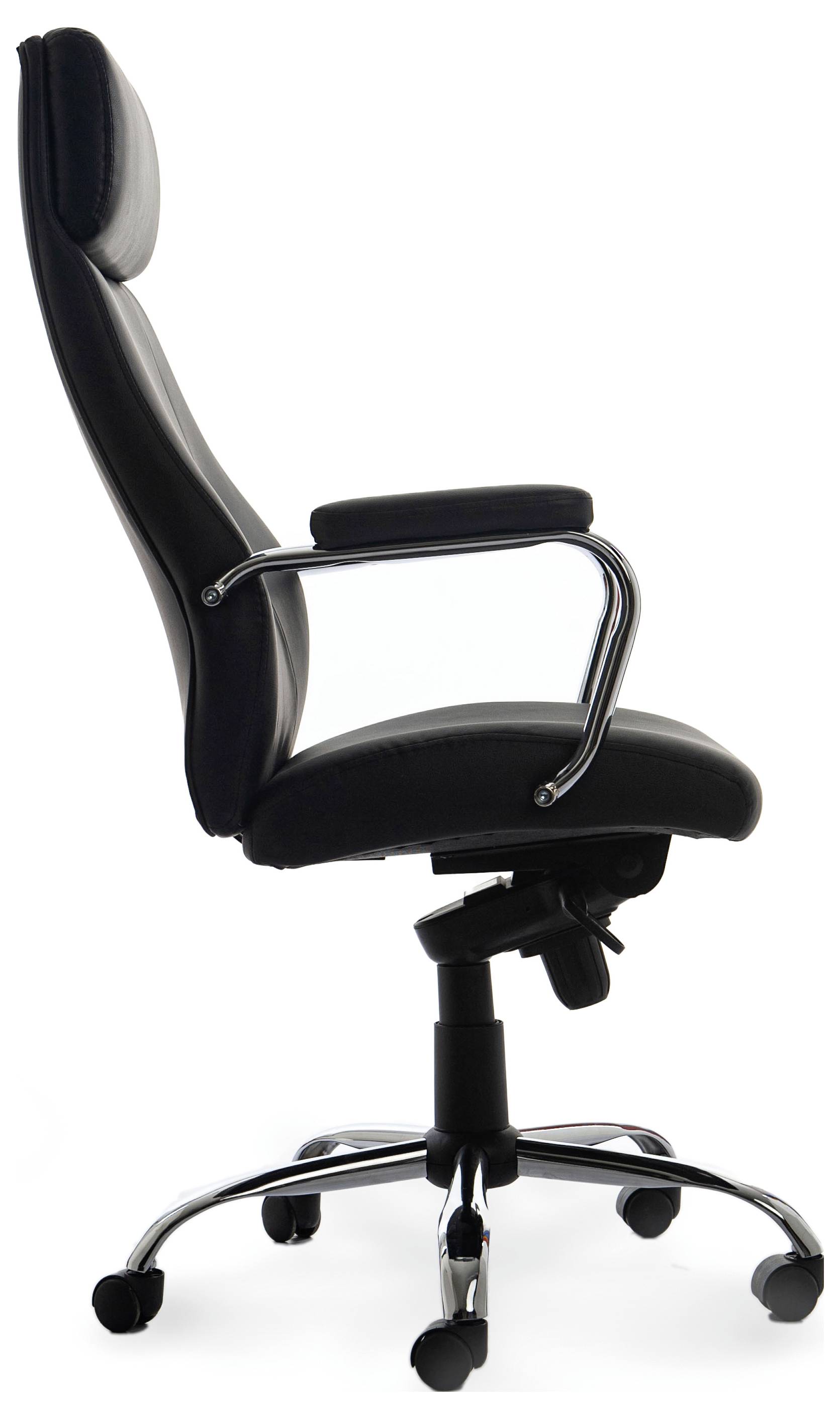 Zwarte bureaustoel met hoge gewatteerde rugleuning, verstelbare armleuningen en vijf wieltjes op een glanzende metalen voet.
