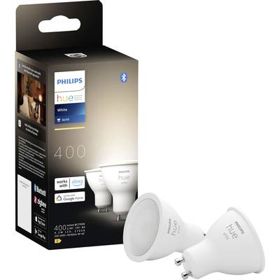 Twee Philips Hue GU10 LED-lampen naast hun verpakking. De doos toont compatibiliteit met Alexa, Google Home en Bluetooth.