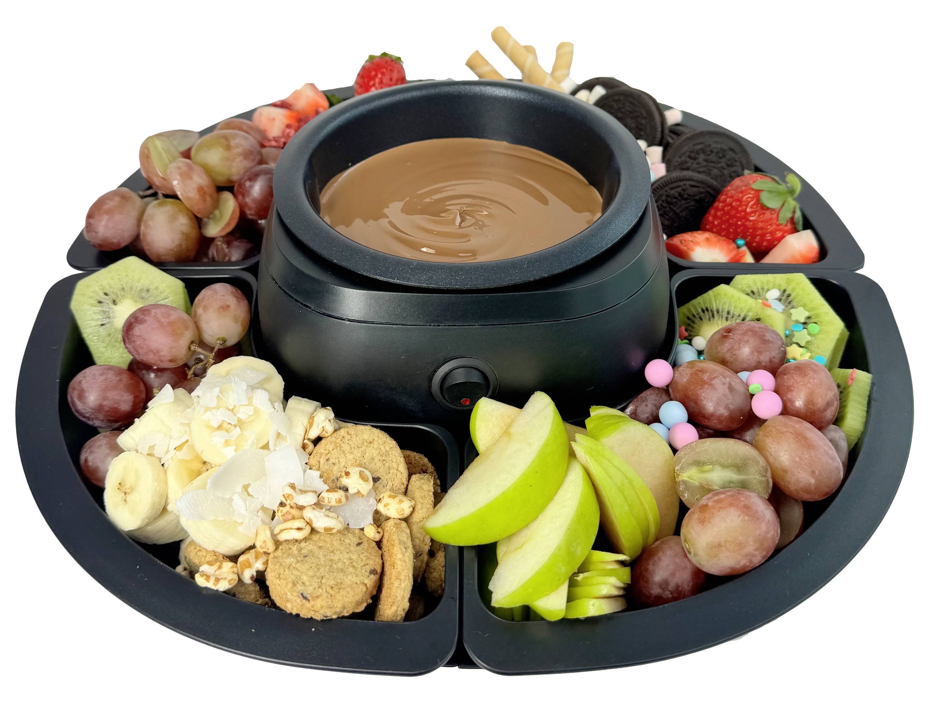Een chocoladefondue-set met verschillende soorten fruit zoals appels, druiven, aardbeien en kiwi, omringd door koekjes en snoepgoed.