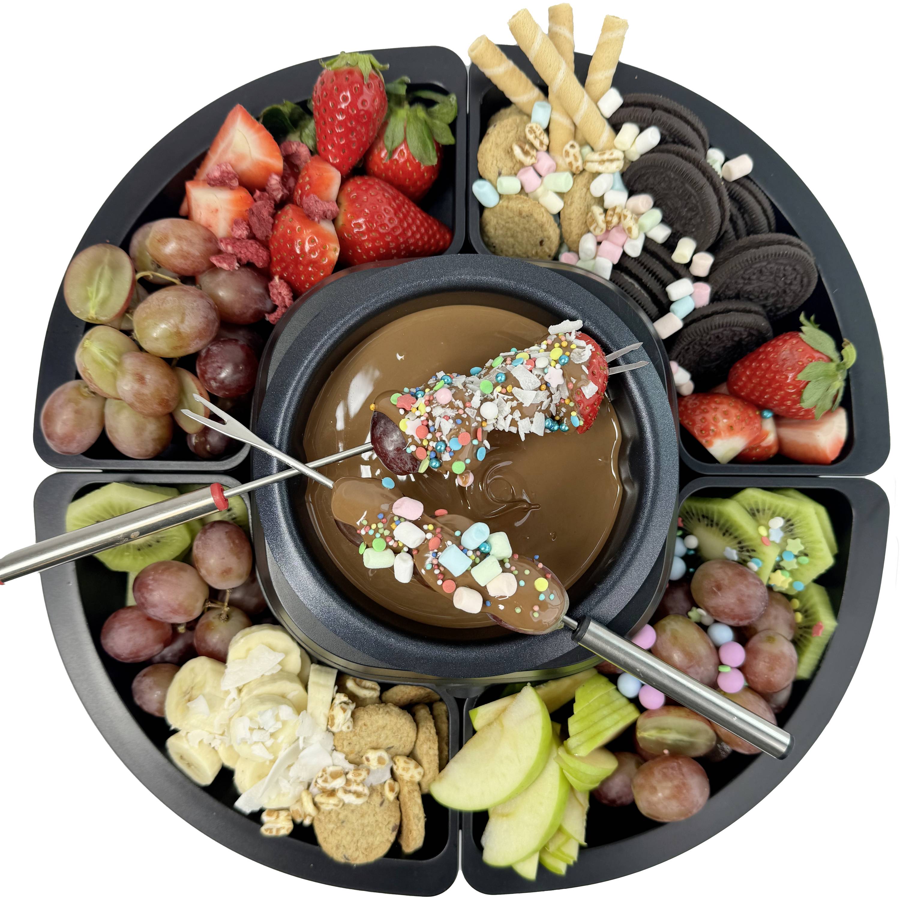 'Fondue-set met chocoladesaus in het midden, omringd door aardbeien, druiven, kiwi, koekjes en marshmallows, decoratief gerangschikt.'
