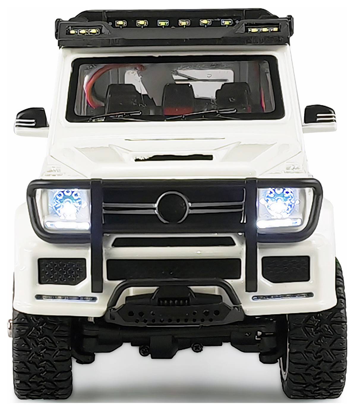 Witte speelgoedauto in de stijl van een terreinwagen met blauwe koplampen, zwarte dakverlichting en grote banden, vooraanzicht.