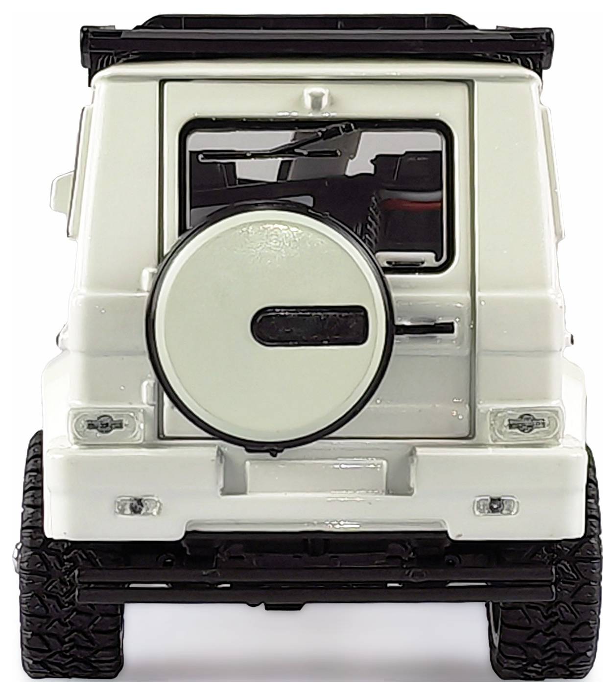 Een witte terreinwagen van achteren, met reservewiel en ramen, op een witte achtergrond.